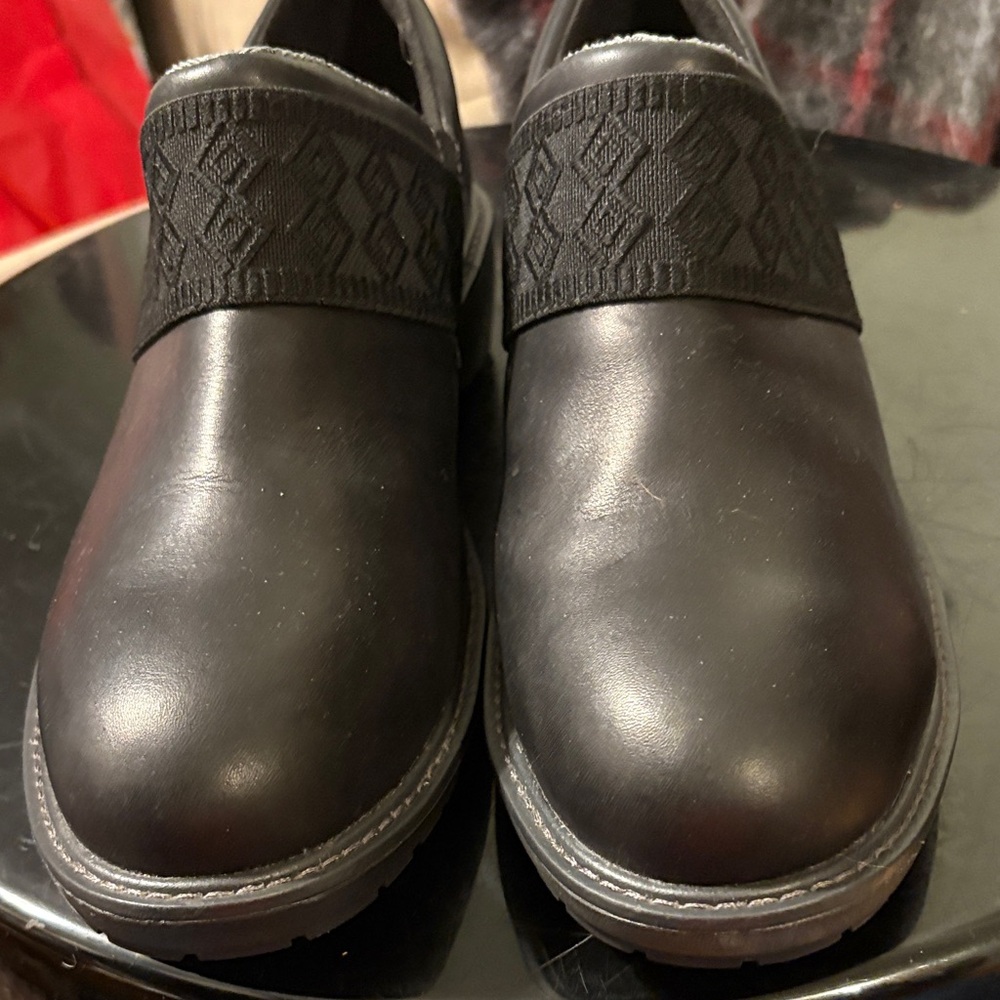 Woman Black Slip-On Leather Casual Shoes